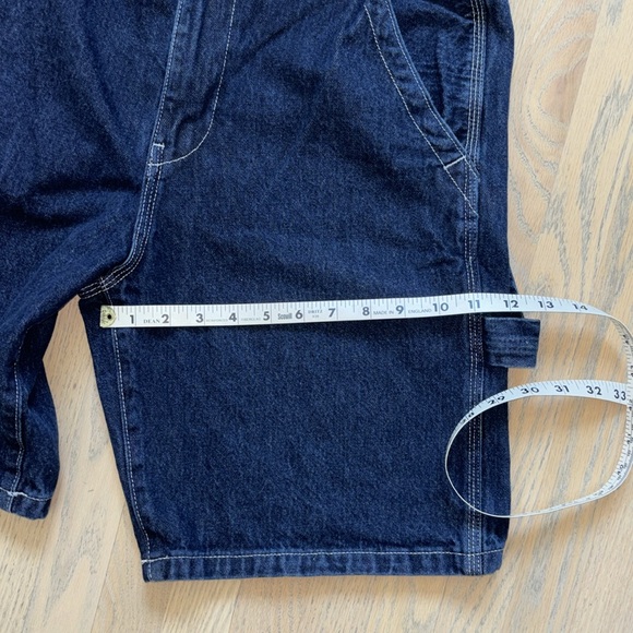 H&M denim relaxed fit carpenter cargo shorts. Size 32 - Picture 9 of 10